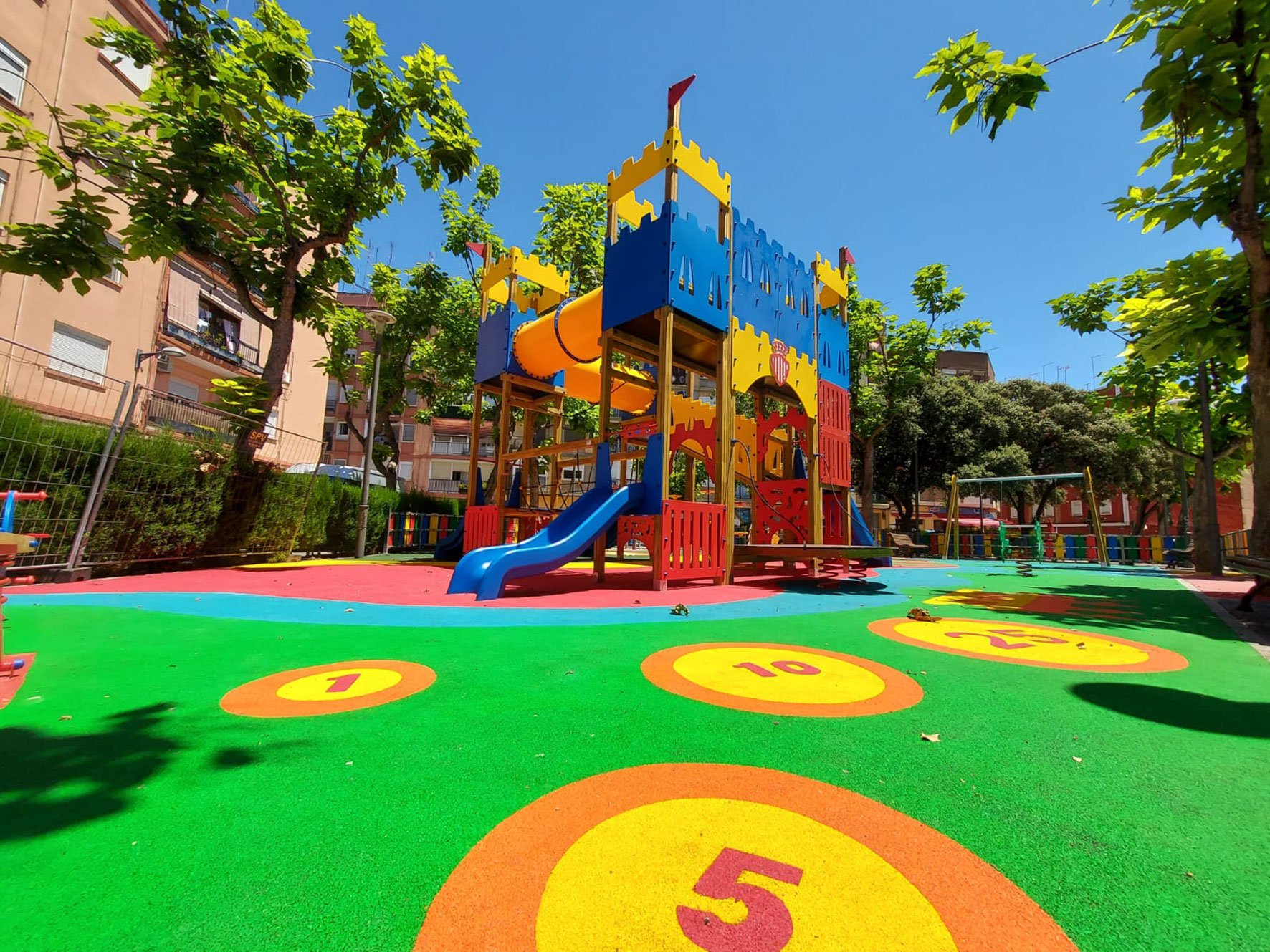 Cauchos Vikingo - Los suelos de caucho en parques infantiles garantizan la  protección en determinadas zonas y superficies evitando los riesgos de  posibles lesiones. El suelo de caucho continuo es la solución